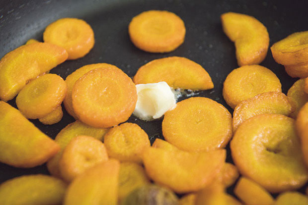 再び弱火にかけバター、塩、黒コショウ、イタリアンパセリを加えて全体を和える。