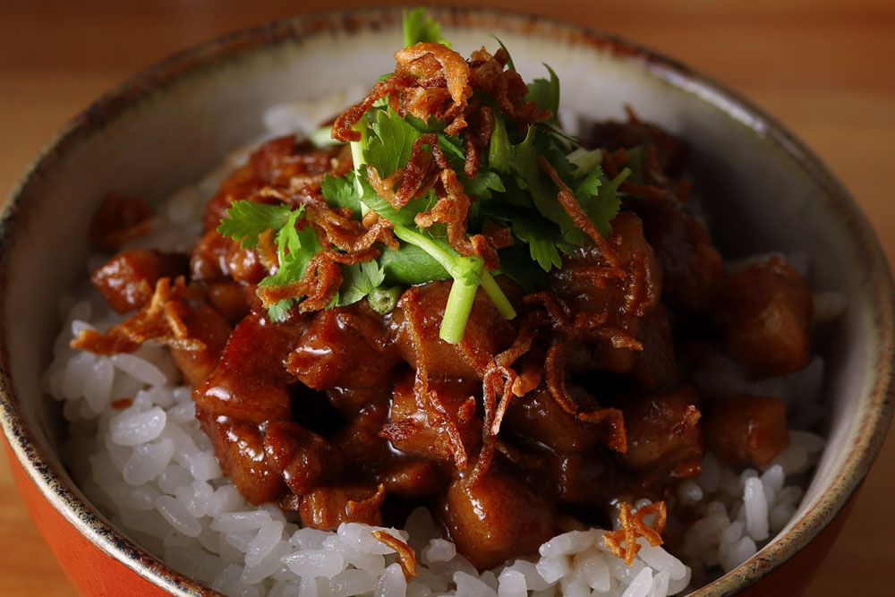 台湾の家庭の味を再現！甘辛旨い「魯肉飯（ルーローハン）」