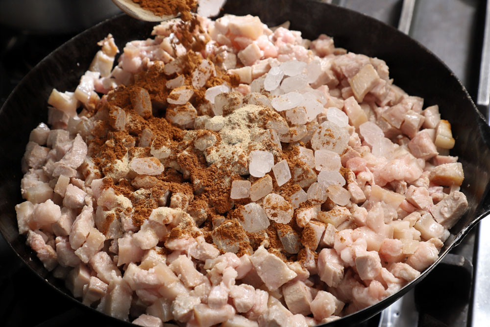 氷砂糖、スパイス類を加える