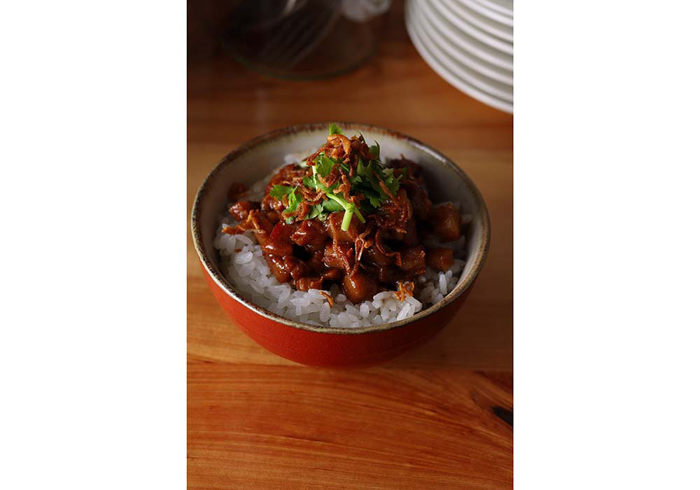 五香粉がほんのり効いた甘辛旨い味わいは、台湾現地の味を忠実に再現。現地流に従って小ぶりのご飯茶碗で供されるスタイルは、酒場の〆にも程良いサイズ。豚肉はよく煮込まれ、皮目がとろりと煮溶けてぷるぷる。