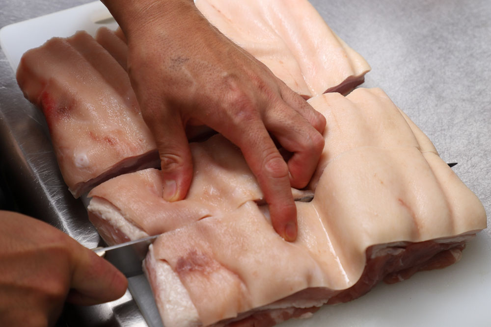 使うのは皮付きの豚バラ肉のブロック。塊のまま下茹でしてから刻んで使うことで、余計な脂と臭みが落ち、火の入りもいい。よく煮込まれた肉は、皮はぷるん、脂身はとろけ、熱々のご飯と絡み合う。国産はさっぱり大人しすぎる印象だったので豚肉特有の香りが強いデンマーク産に。