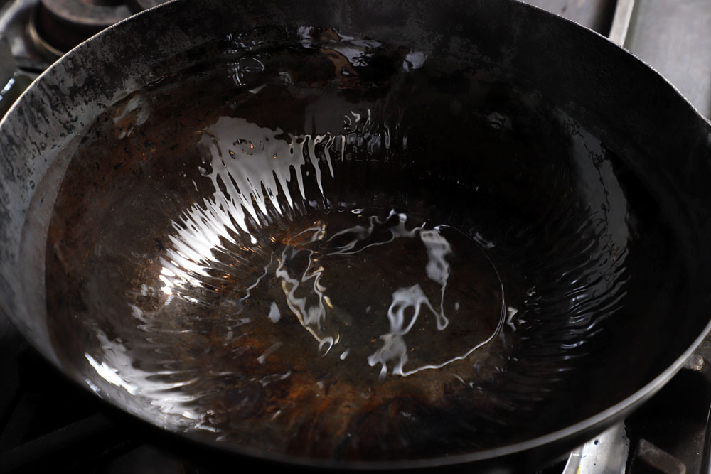 中華鍋に油を引いて熱する