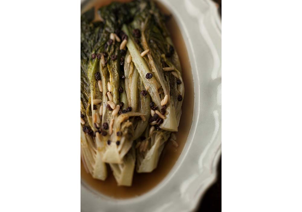 シャクシャクとした歯触りが心地良い。松の実とレーズンが絶妙なアクセントに。