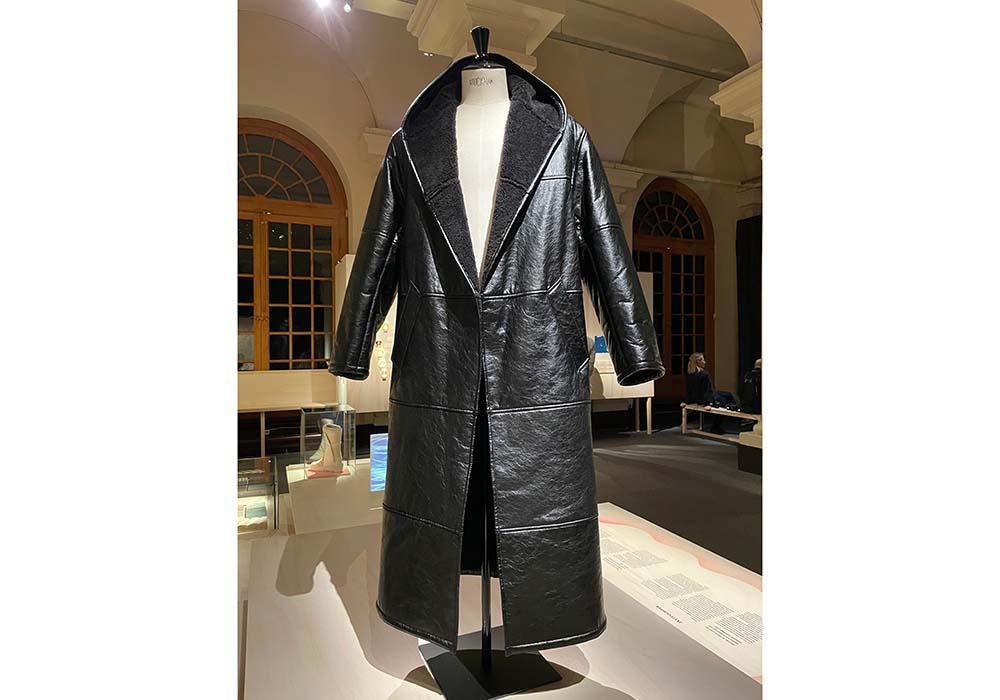 (写真) スペインのメゾン「バレンシアガ」が2022年冬コレクションで発表した、ミセリウム（菌糸体）をベースとした代替皮革EPHEA™で作られたユニークなコート。