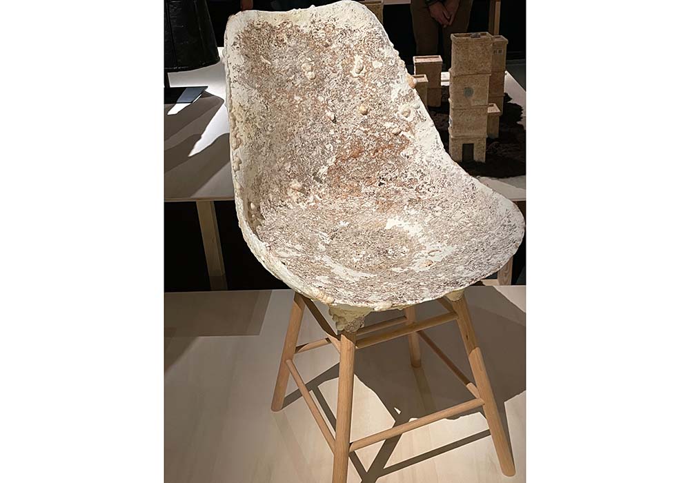 （写真）座面がミセリウムで作られた椅子。