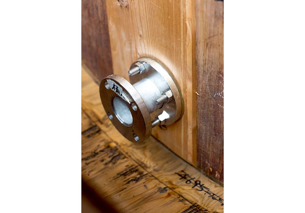 その昔は桶屋が蔵の造りの最中に出入りし、洗いや修繕などの面倒を見た。現在は蔵内の衛生環境も改善。また物理的な面からも「桶師が見なくてすむ」状況を整える工夫も。こうしたバルブ口を設けることで衛生メンテナンスも楽に。