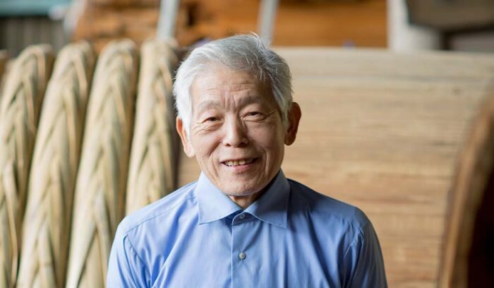 桶づくりは、木と人間のチームワークの産物