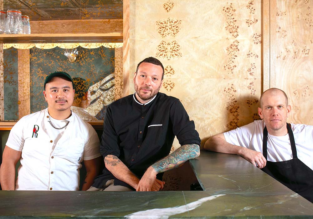 （写真）右からジェフ・ミラー、TJプロヴェンザーノ、ジェームズ・デュマピットの３氏。