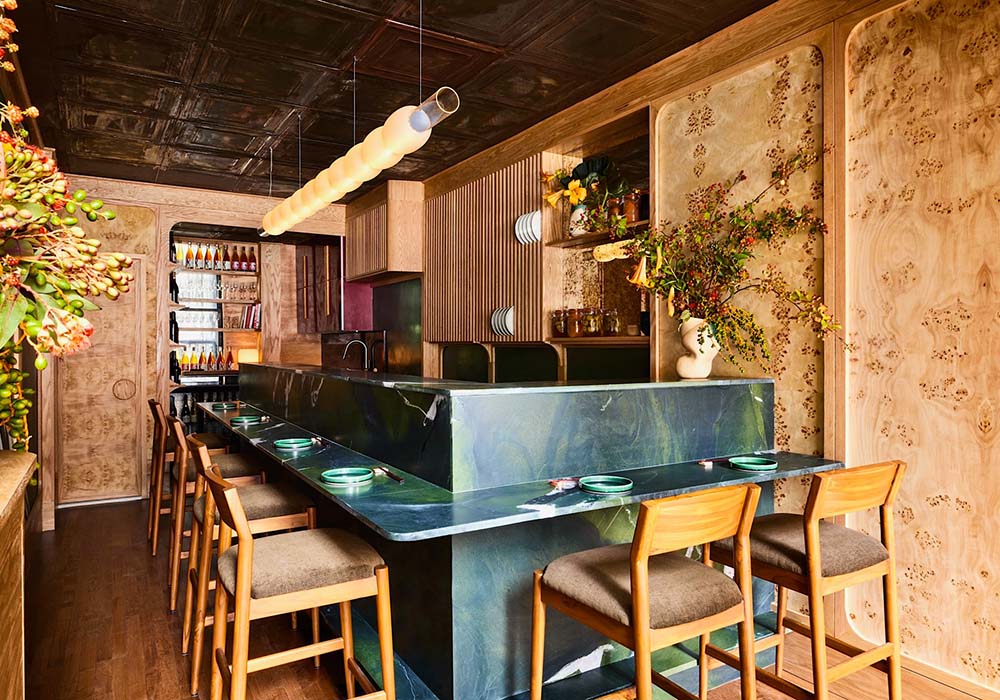 （写真）７坪８席の小さな店内。珪岩製カウンターの美しい緑が印象的。