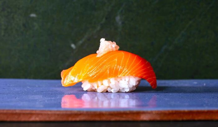 空輸に頼らず国産の魚で勝負！サステナブルなすしを追求する米国人すしシェフ