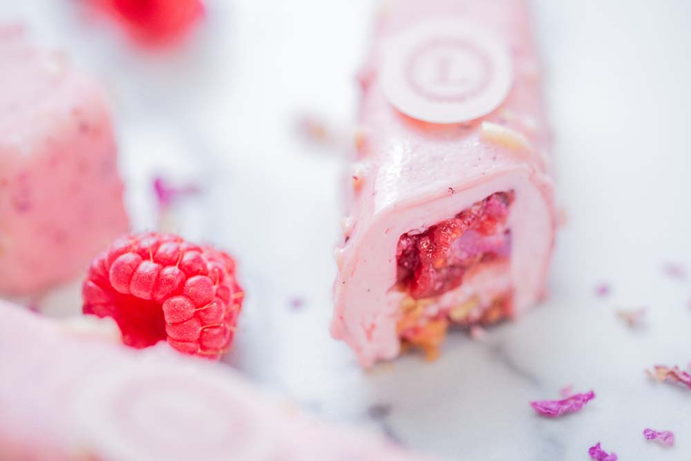 （写真）フィンガー・パティスリー（８ユーロ）は、イスパハンの他、バニラ＆ピーカンナッツなど５種が揃う。photograph by pmonetta