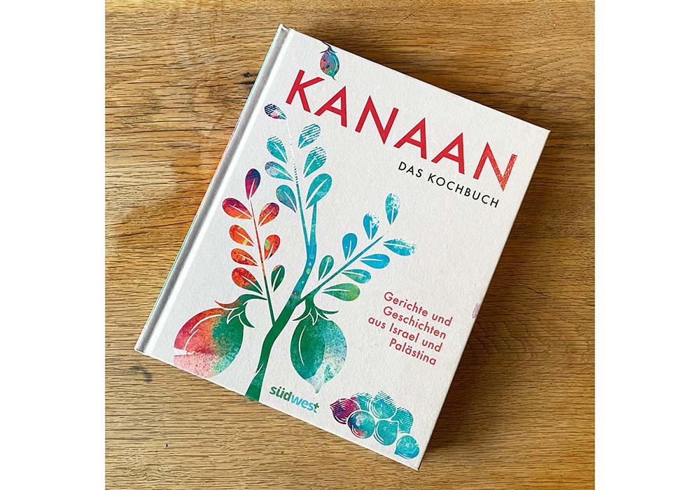 （写真）ずっと準備中だった料理本は2023年10月中旬に発刊。暗い日々だからこそ、２人の料理はいっそうその重要性を増している。『Kanaan - das israelisch-palästinensische Kochbuch』（Südwest Verlag刊）