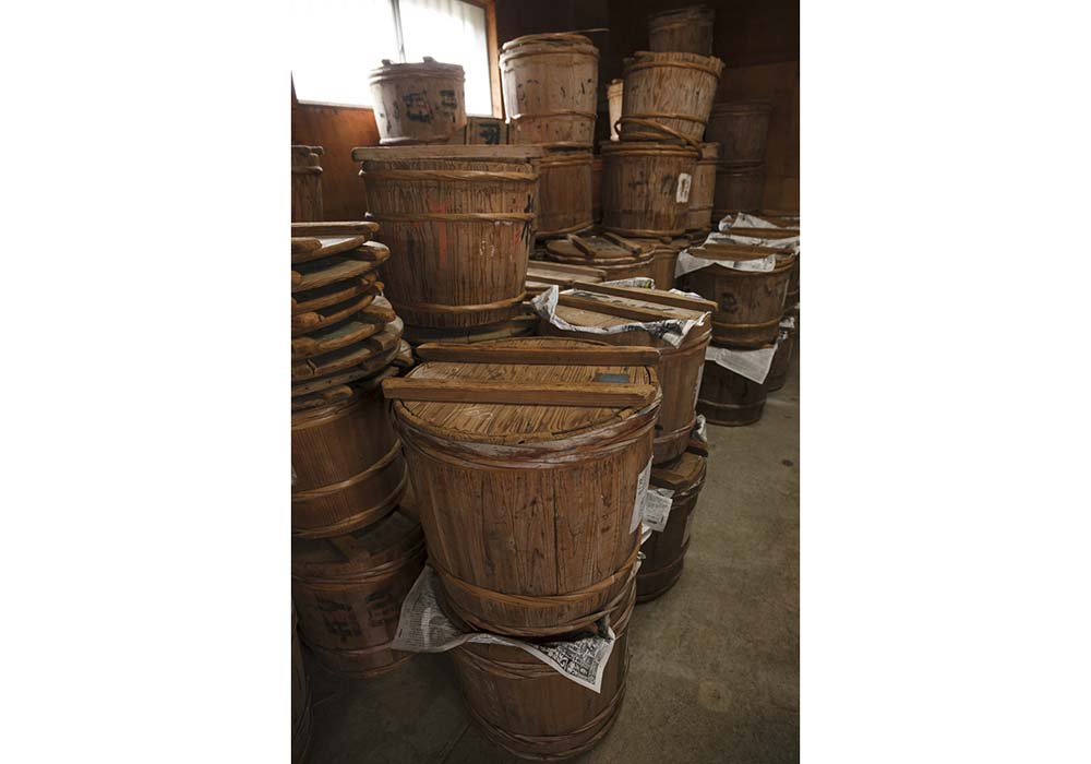 天日干しの後は再び樽に戻し、倉庫で保管。
