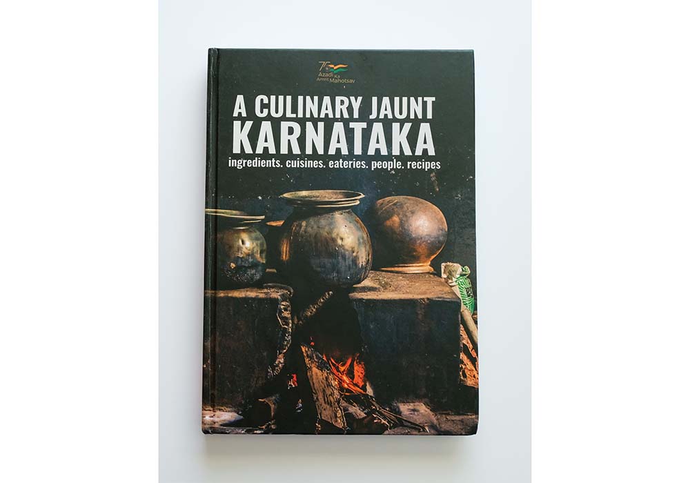 （写真）表紙は、アラビア海に面する港湾都市マンガロールにある「スマティオーガニックファーム」のアドゥゲマネ（カンナダ語で「台所」の意味）。巻頭ページでも紹介。