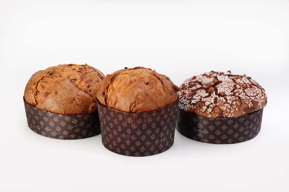 （写真）日本チームの3作品、中央が「クラッシコ」、右「チョコレート」、左「イノベーティブ・サラート」。