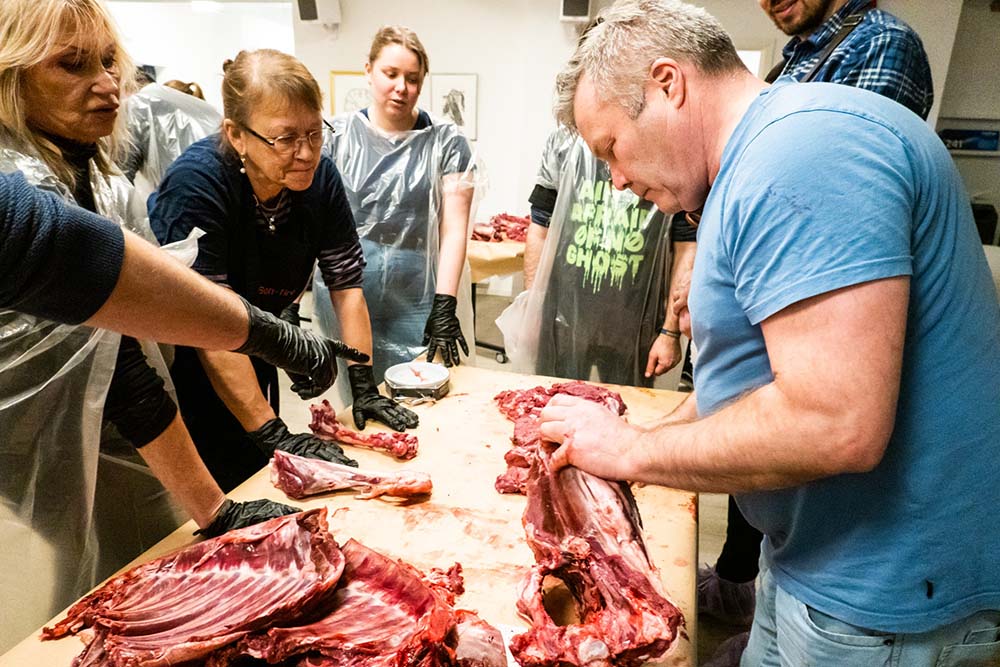 先住民族の伝統を守るために　サーミ人のためのトナカイ解体教室