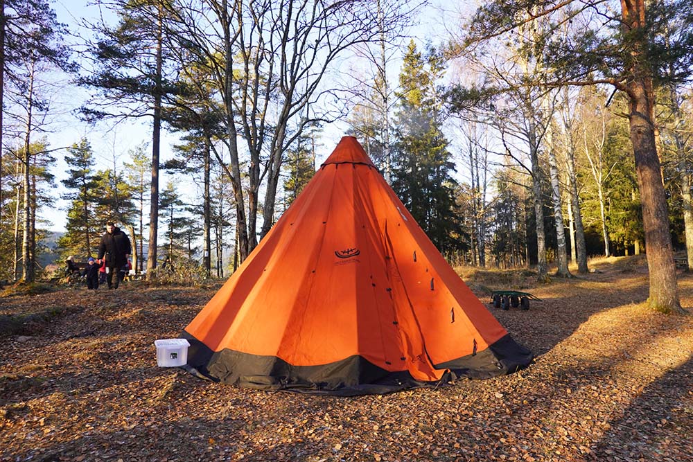 （写真）ラヴヴォは機能性が高く、様々な場面で活躍する便利なツールだ。内部で焚火をして暖を取る他、肉を燻製する時には、上部のとんがった部分を空気穴があるものに取り換える。サーミ人の抗議活動にもラヴヴォは常に共にあり、2023年のトナカイ放牧地と風力発電を巡る座り込み抗議中も、ラヴヴォを立てて道路封鎖などをした。