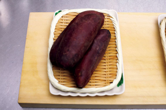 サツマイモを蒸して冷ます