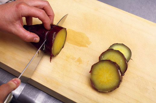 サツマイモを切り、ソースの材料を合わせる