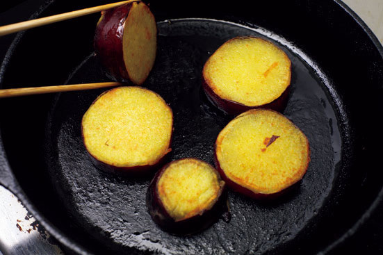 サツマイモを焼く