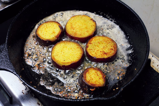 サツマイモにソースを絡める