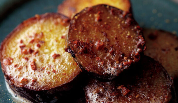 甘いイモに濃厚なソース絡みつく「サツマイモのガーリックアンチョビバター焼き」