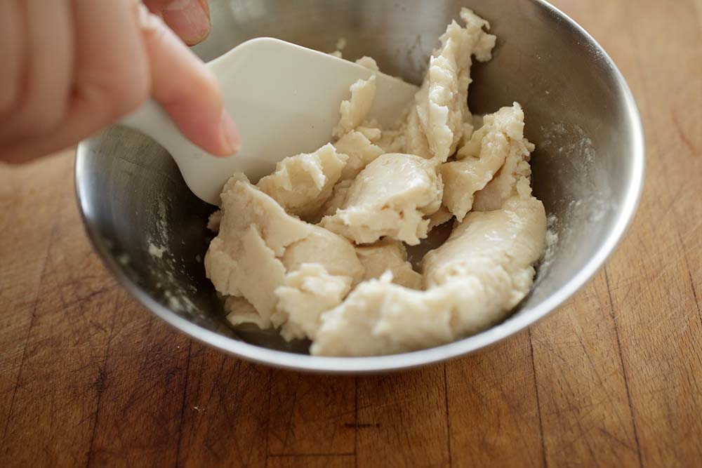 酒粕は常温に戻しておく。まだ固い状態。固すぎるようなら、電子レンジにかけてもよい（温めすぎに注意）。 ［２］ゴムベラで馴染ませる