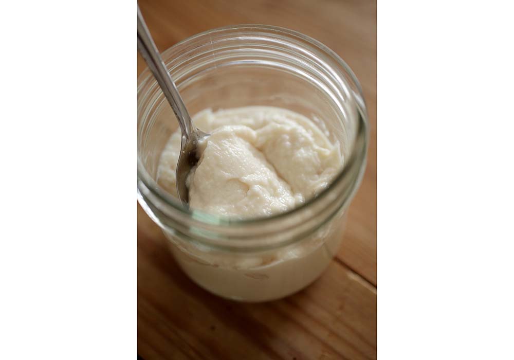 残りの湯を足しながら回す。時々止めて混ぜつつ、酒粕の水分に応じて湯を足しながらクリーム状にする。