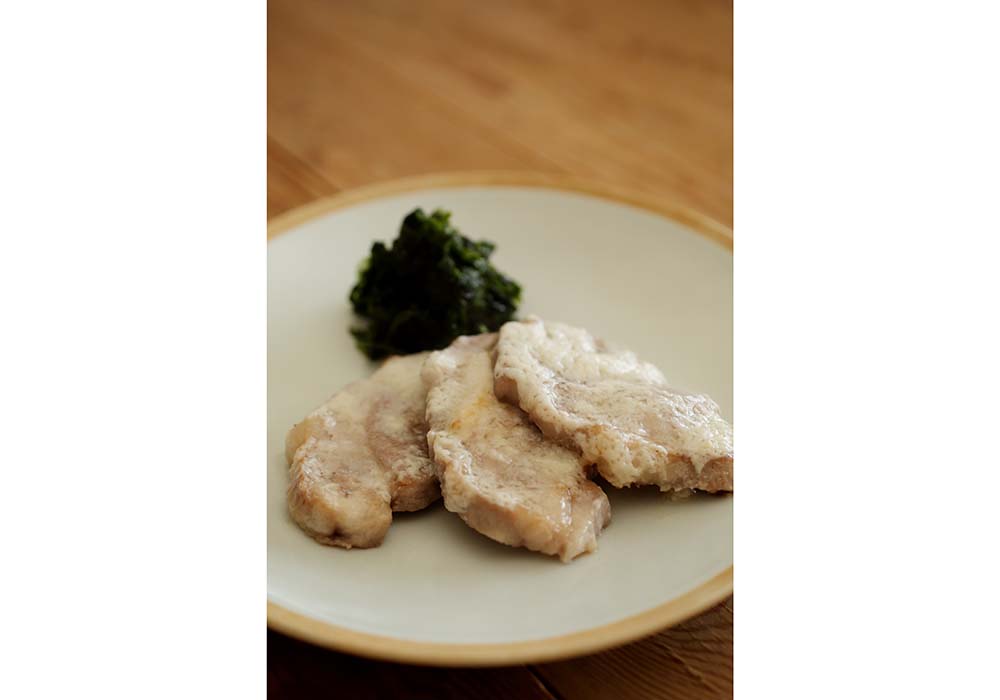 酒粕クリームの優しい風味を生かすよう、蓋をして弱めの火加減で蒸し焼きのように火を入れると、しっとりとした仕上がりで、味も穏やかに。ご飯よりもお酒向き。鶏モモ肉やカジキでも。