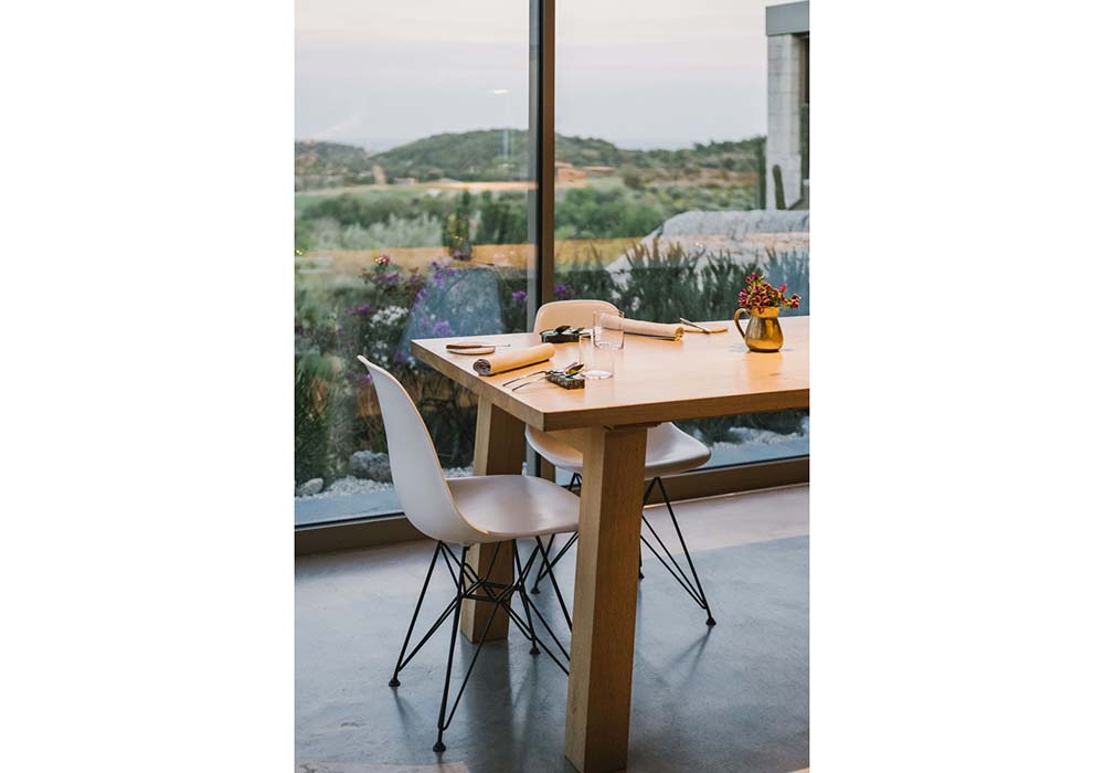 オリーブ畑、アーモンド畑、柑橘畑、小さなブドウ畑に囲まれた25haの敷地にレストランはある。©Victoria Holguin