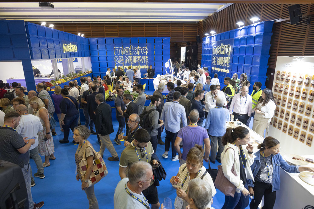 メーカーのブースにもたくさんの人が訪れ、興味深く見学していく。