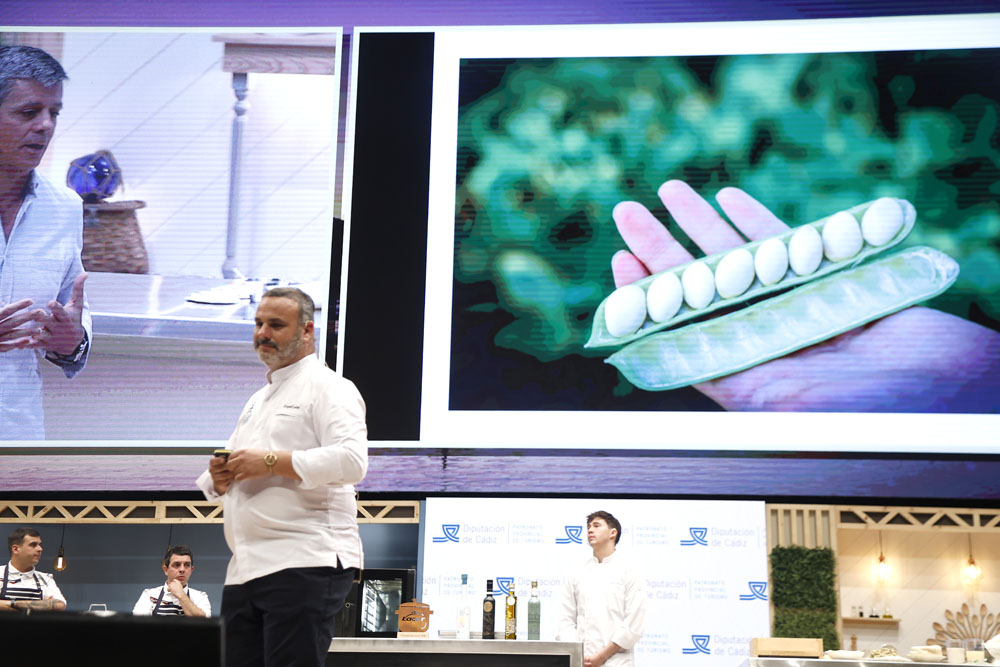 カナバリア ロセア（長実浜鉈豆）の有用性を発表する「アポニエンテ」のアンヘル・レオン。