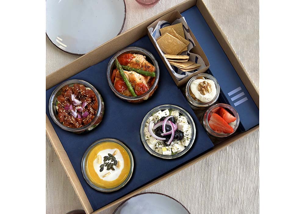 スマホでオーダー、部屋までお届け　ルームサービスはアウトソーシングに