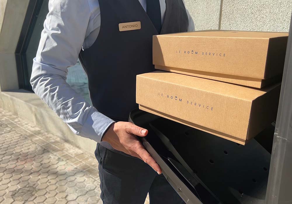 （写真）専門員が商品を部屋まで届けてくれるのも、サービスの特徴のひとつ。