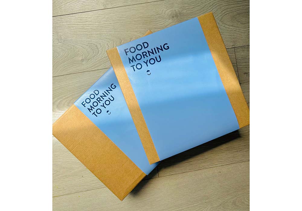 （写真）サステナビリティも同社の重要な軸となるコンセプト。デリバリーの箱はダンボールを使用。箱にはデザインオプションがいくつかあり、ホテル側が選ぶことができる。使用するプラスチック類はすべて100％再生可能素材。カラトリーはトウモロコシ粉が原材料だ。