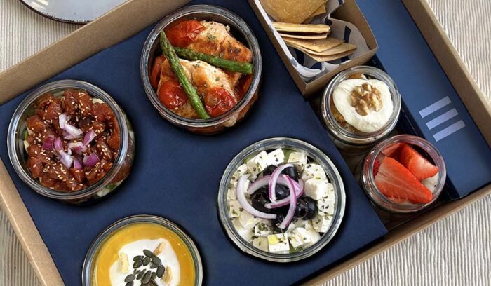 スマホでオーダー、部屋までお届け　ルームサービスはアウトソーシングの時代