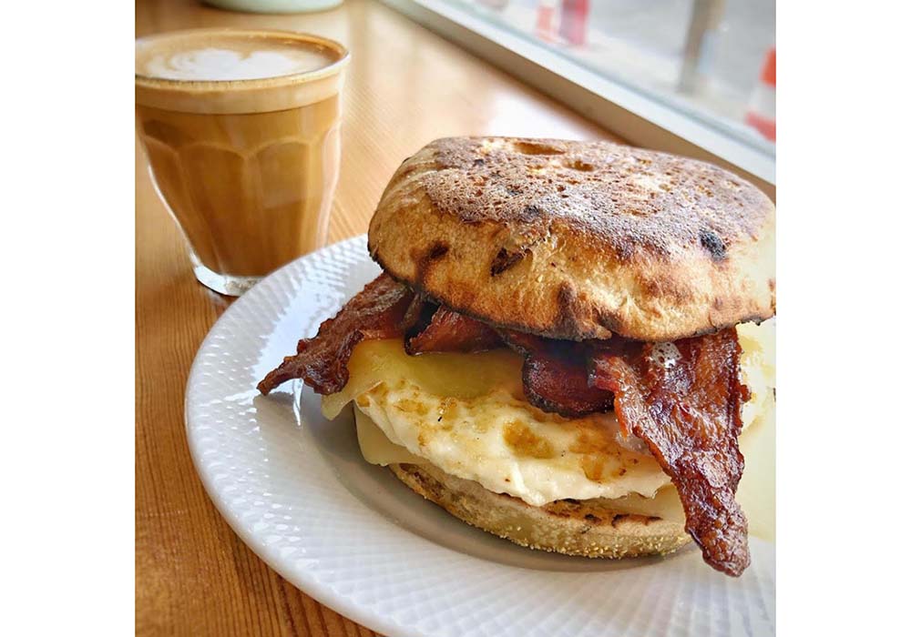 （写真）「ミス・メープル」（6.75ドル）は定番人気。半熟目玉焼き、チェダーチーズに、ほんのりした甘さと香りの自家製メープルバターが決め手。この店のサンドイッチは、塩気、甘味、さらに辛味といった味付けの足し算がしつこくないのが特徴だ。メープルバターも販売しているので、自宅で店の味を再現可（８オンス＝227g入り10ドル）。