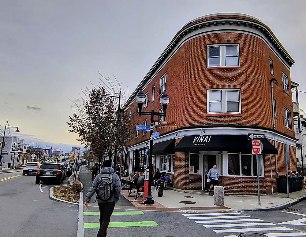 （写真）ボストンエリアの人気ベーカリーで経験を積んだオーナーに、先見の明あり。スーパーやコンビニでのブレックファスト・サンドイッチの売上高を調査した米国のマーケットリサーチによると、コロナ禍前の2019年には15億ドルだったが、2023年には９月までの時点ですでに約60％増の24億ドルを超えるまでに成長した。