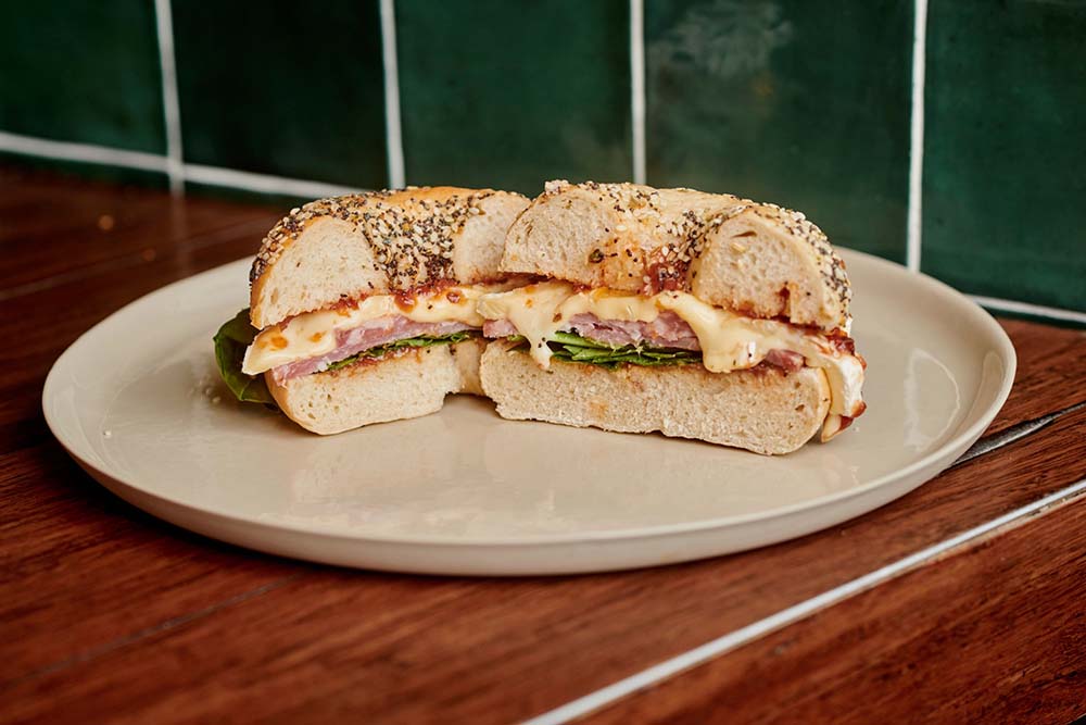 （写真）ランチで人気のカンガルー肉のサラミのベーグルには、ブリーチーズとホウレン草を挟んだ。ベーグルには、豪州内陸部に生育する塩分を含む植物ソルトブッシュを混ぜ込み、かすかな塩味が口に広がる。