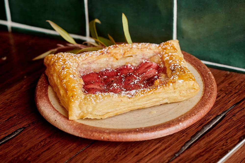 （写真）デザートには柑橘系の香りがするハーブ、レモンマートルの爽やかな酸味が口に広がる「イチゴと自家製のマカデミアナッツのクリームが入ったパイ」（9.5豪州ドル）がおすすめ。