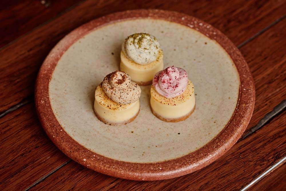 （写真）ワトルシード、レモンマートル、豪州北部の熱帯雨林で収穫できるレインフォーレスト・プラムのパウダーが彩りを添えるミニチーズケーキ（各7.5豪州ドル）。