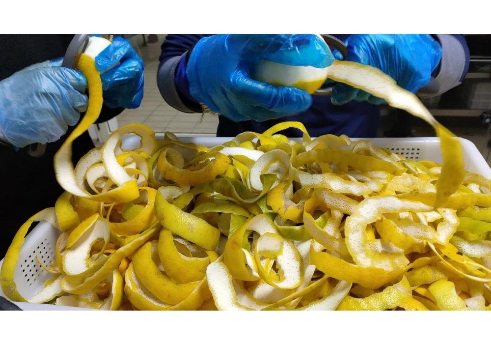 Ma quello che stupisce della polvere di bergamotto di Donatella è la sua duttilità: è l’ideale per creareimpasti, decorare piatti o realizzare marinature; un ingrediente magico sia per la cucina di casa che per ipiatti più sofisticati.