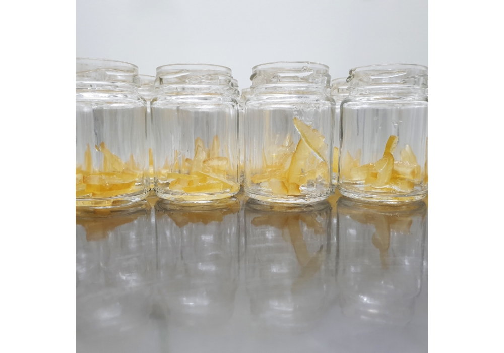 Viene fatto tutto a mano, pela il frutto, elimina la parte bianca, pulisce la polpa dai semi e la mette abagno 3 giorni in acqua fredda.