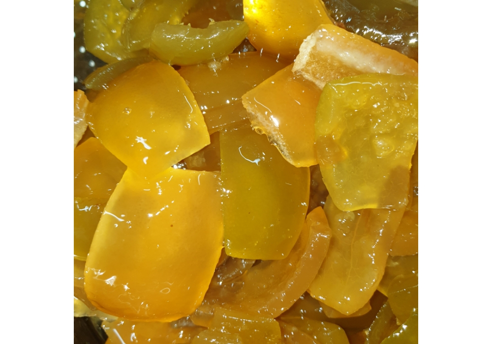 A questa meraviglia ne ha aggiunte altre ugualmente stupefacenti tra cui la buccia canditaricoperta di cioccolato fondente e la canditura della melanzana.