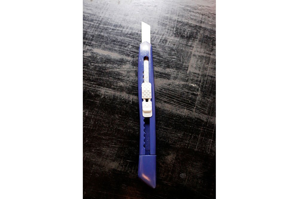 【道具のポイント】皮はカッターナイフで