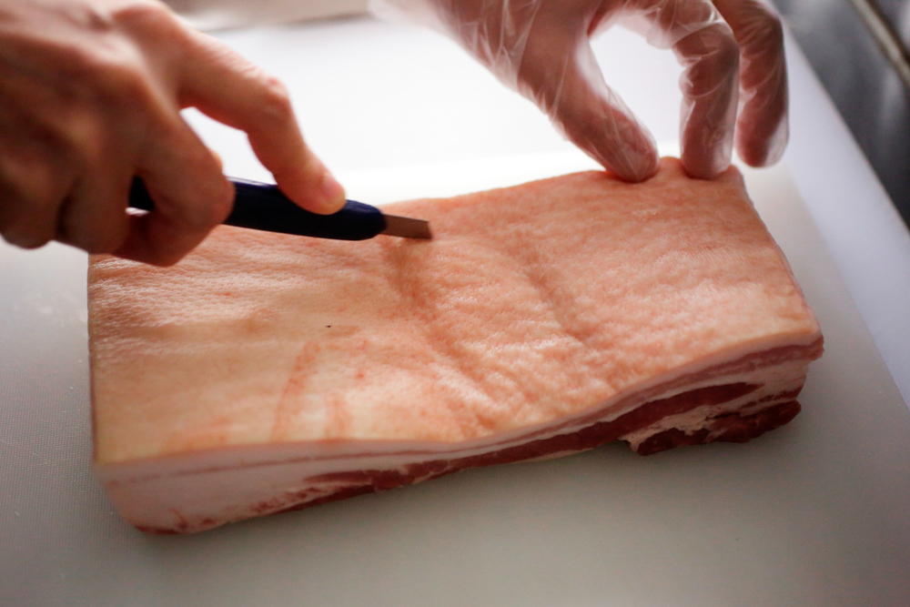 皮にカッターナイフで縦方向に２mm間隔で切り込みを入れる。