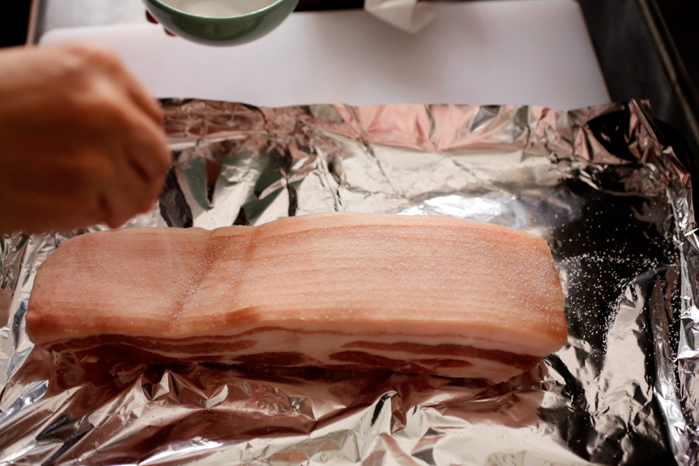 水分を拭いて、皮に塩を振る