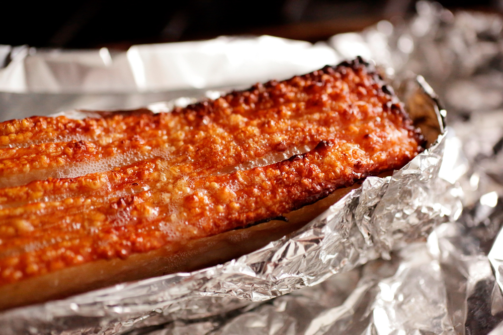 250℃に予熱したオーブンに入れ、皮がパリパリになるまで20～25分焼く。