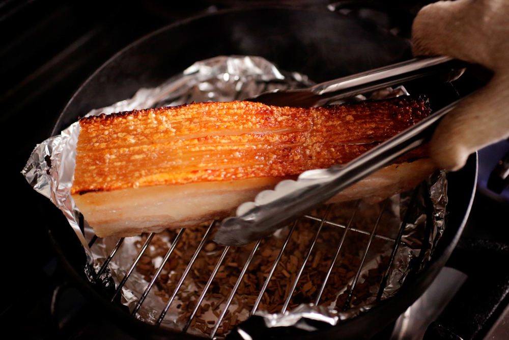 チップから煙が立ったら肉を置く（燻製）