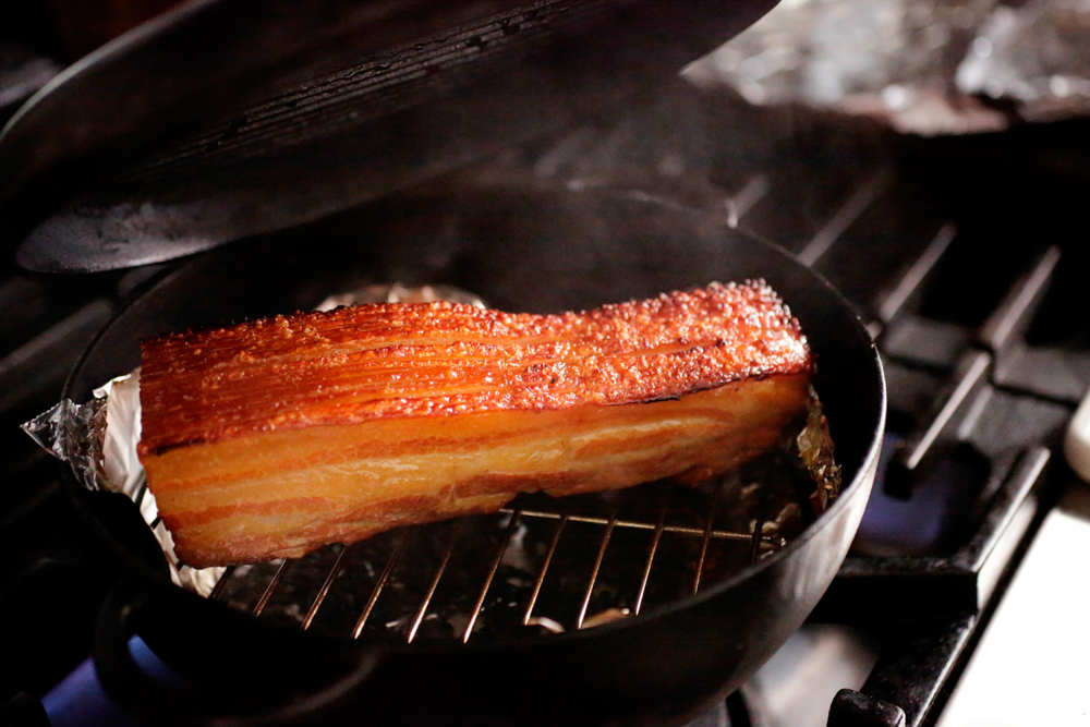 中火で15分、飴色になるまで燻製する。煙が出ているか、途中蓋を開けて確認し、火加減を調整する。